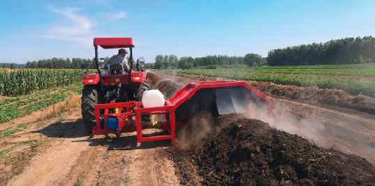 Volteadora de Compost para tractor con sistema de humectación - implemento agrícola Colombia